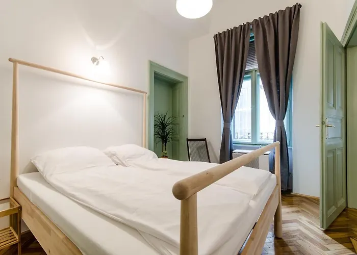 B63 2 Bedroom Apartment In Heart Of City