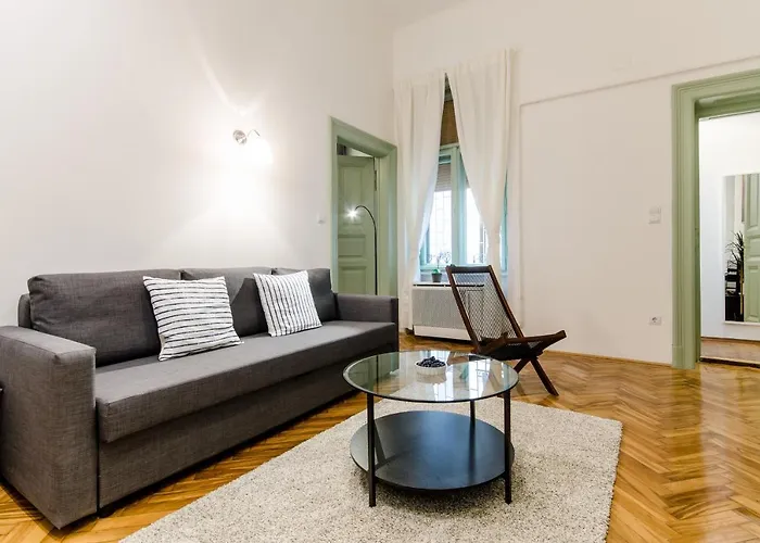 B63 2 Bedroom Apartment In Heart Of City