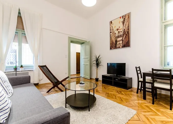 B63 2 Bedroom Apartment In Heart Of City